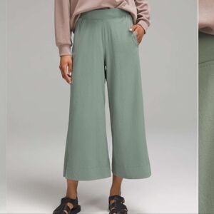 Lululemon Stretch Woven High-Rise Wide-Leg Cropped Pant in Grey Eucalyptus GUC